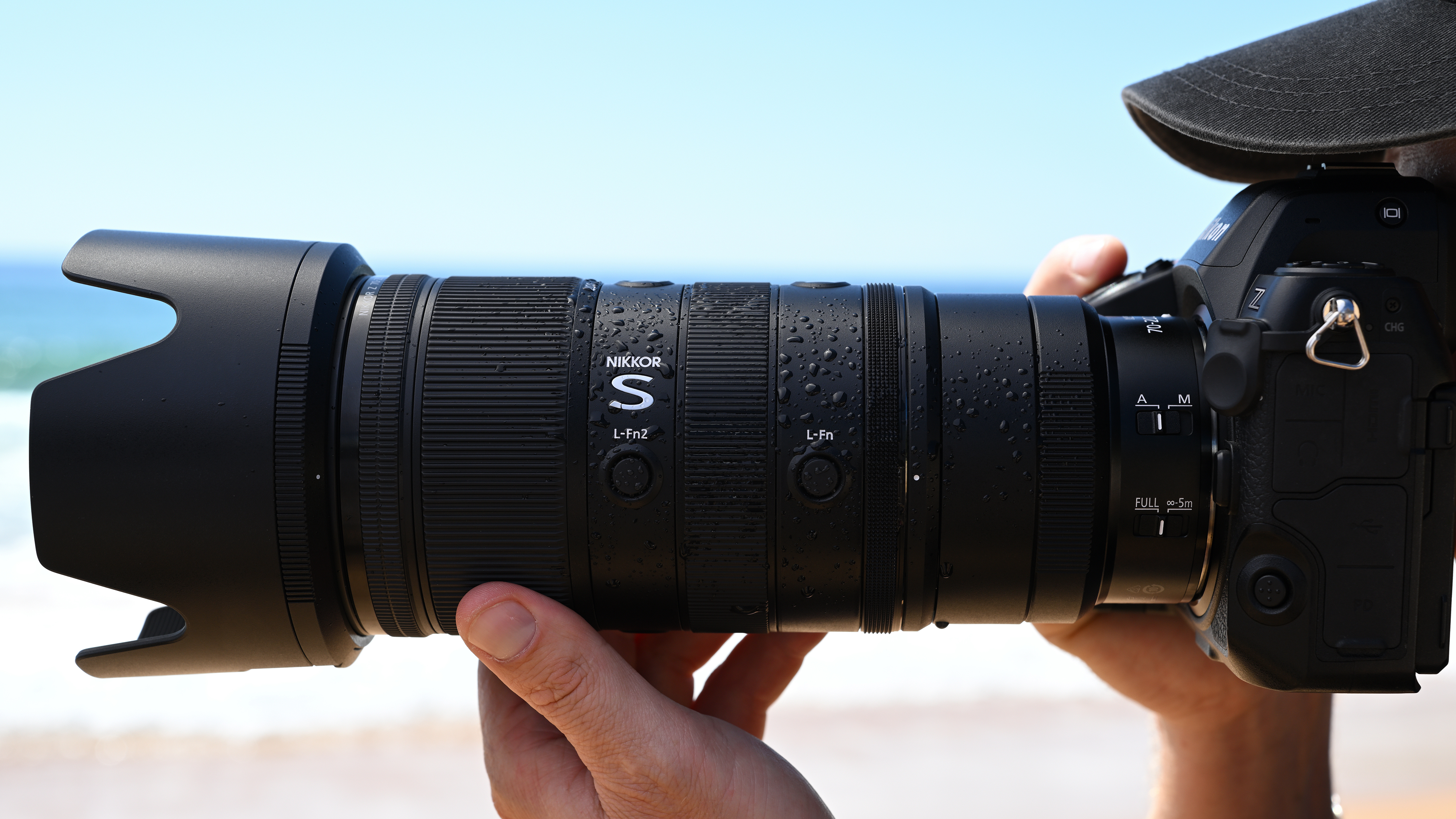 ニッコール Z 70-200mm f/2.8 VR S II レンズを目に当てている男性