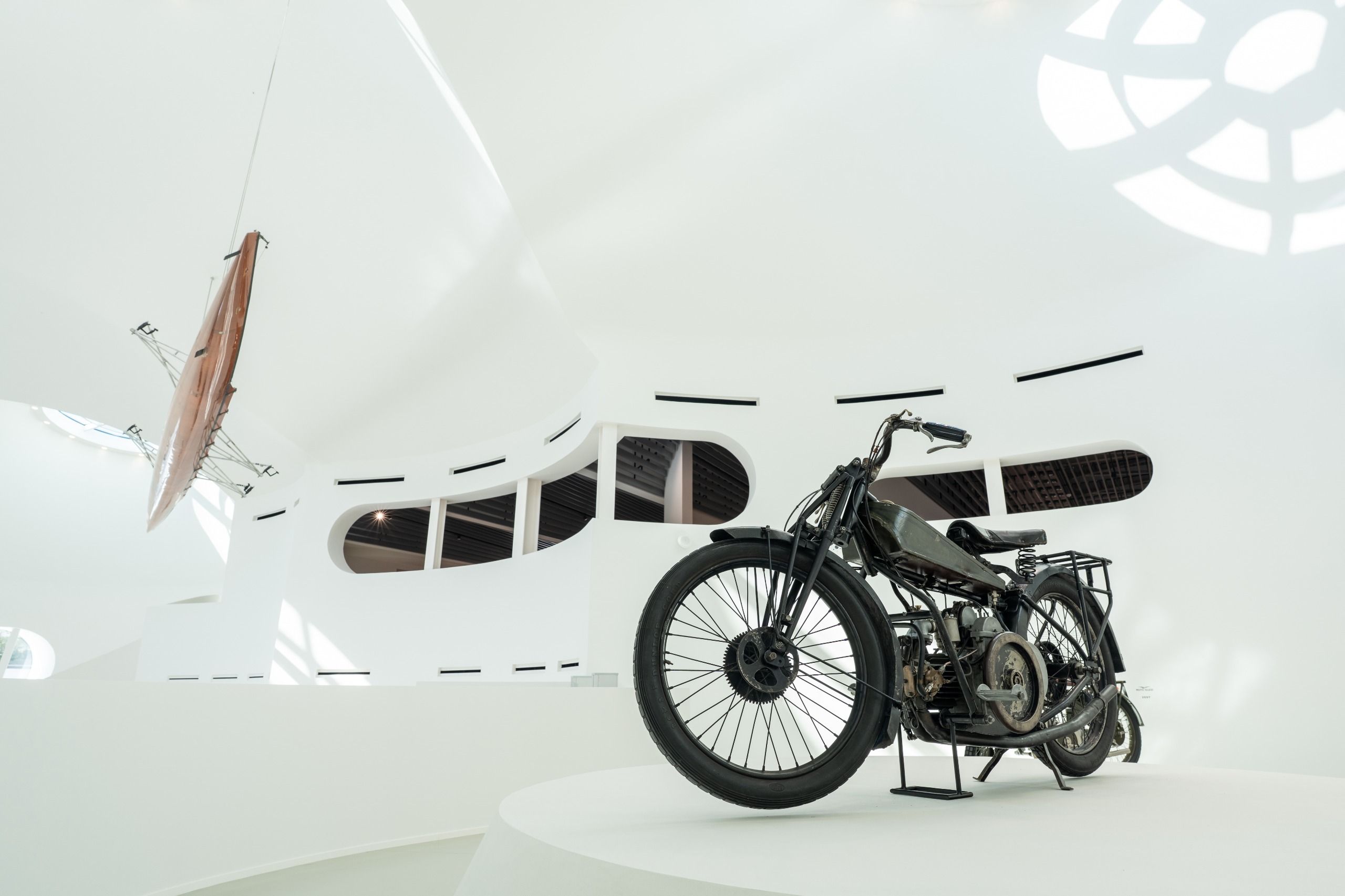 Музей Moto Guzzi открывается на озере Комо