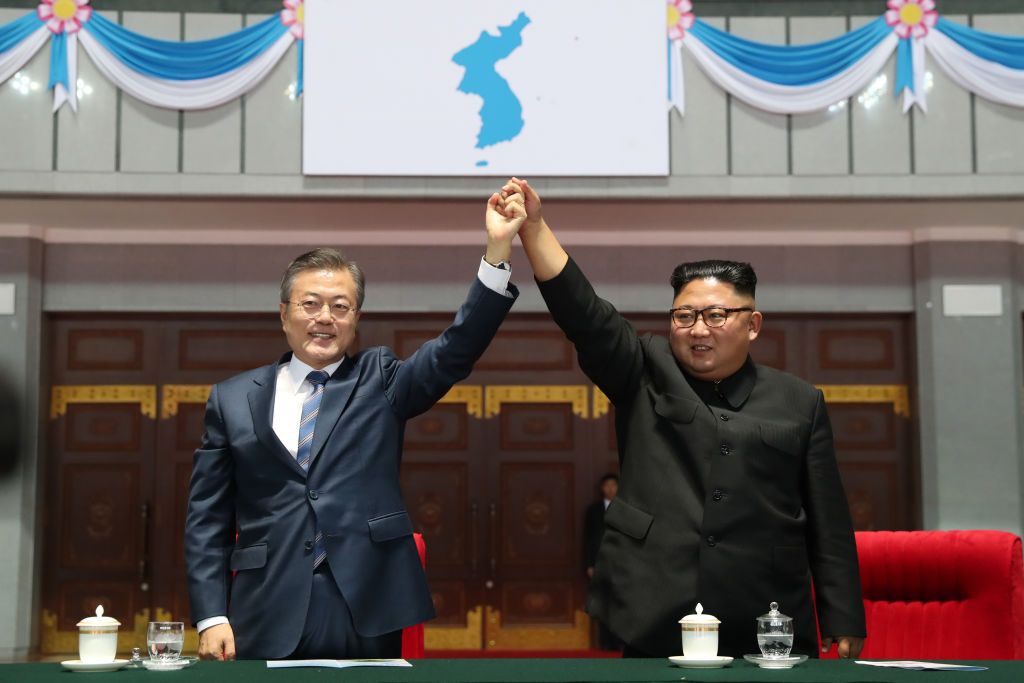 North Korean leader Kim Jong Un (R) and South Korean President Moon Jae-in (L)