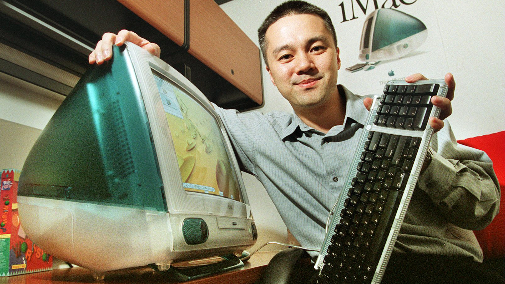 Direktur pemasaran Apple Hong Kong Tony Lee dengan komputer iMac baru. (Foto oleh Mark Ralston / South China Morning Post melalui Getty Images)
