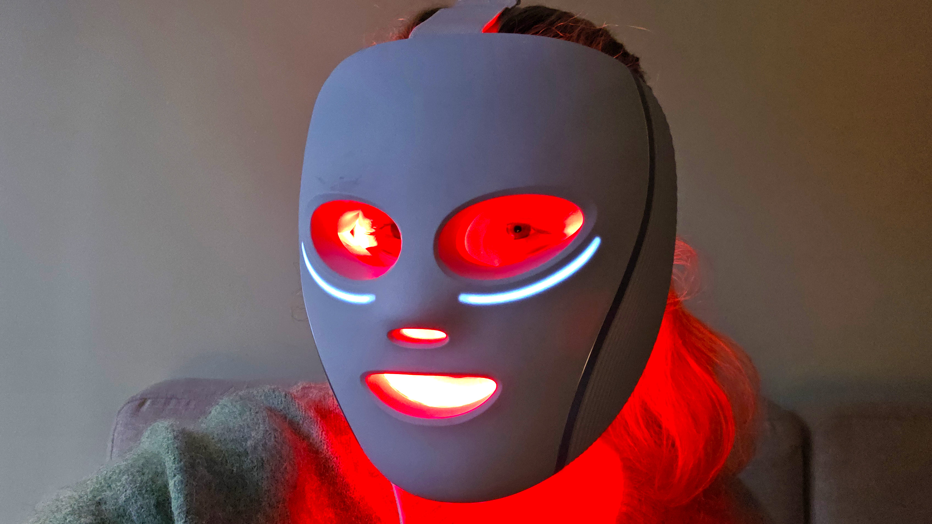 Shark CryoGlow mask red light