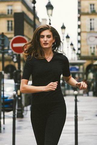 Female model wears Refine Jersey black shirt