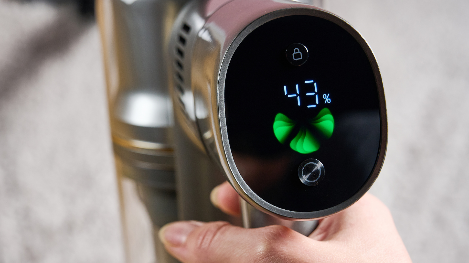 Close up of screen on Dreame R20 vacuum