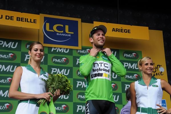 Mark Cavendish dons the green jersey for another day