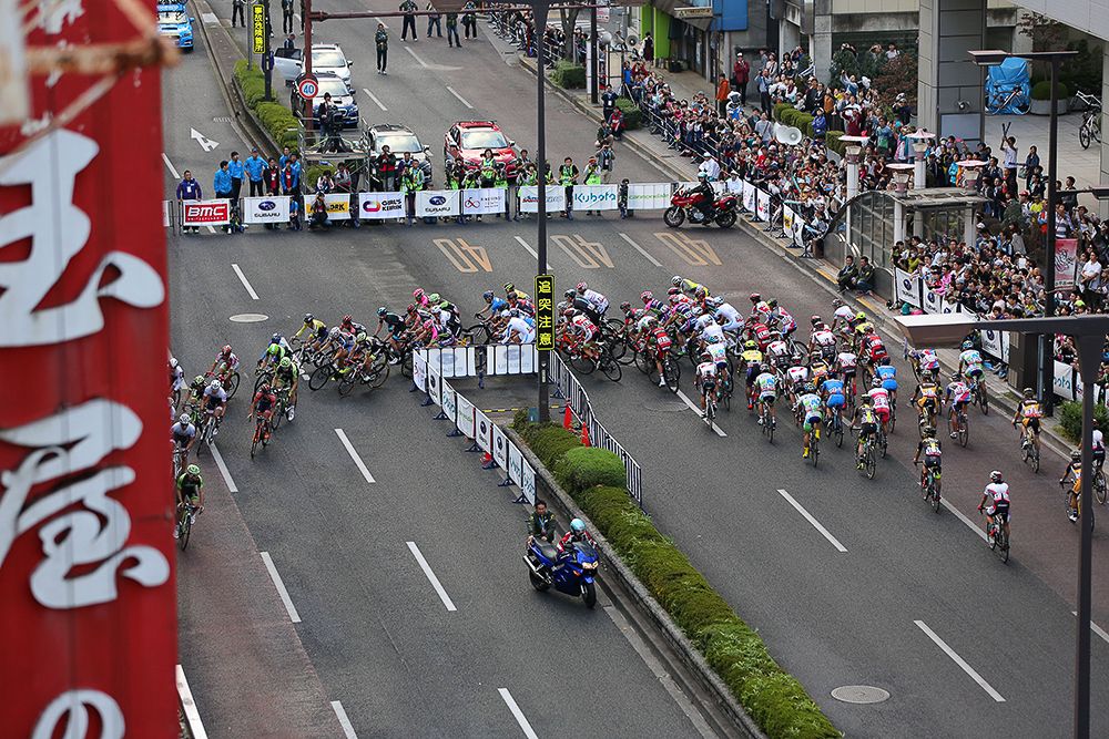 The peloton races through the streets of Utsunomiya