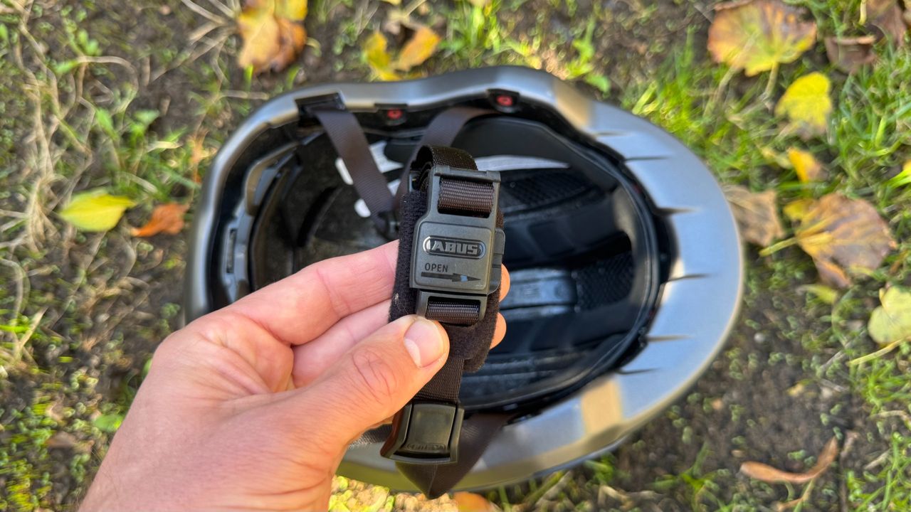 The magnetic buckle on the Abus Hyp-E helmet