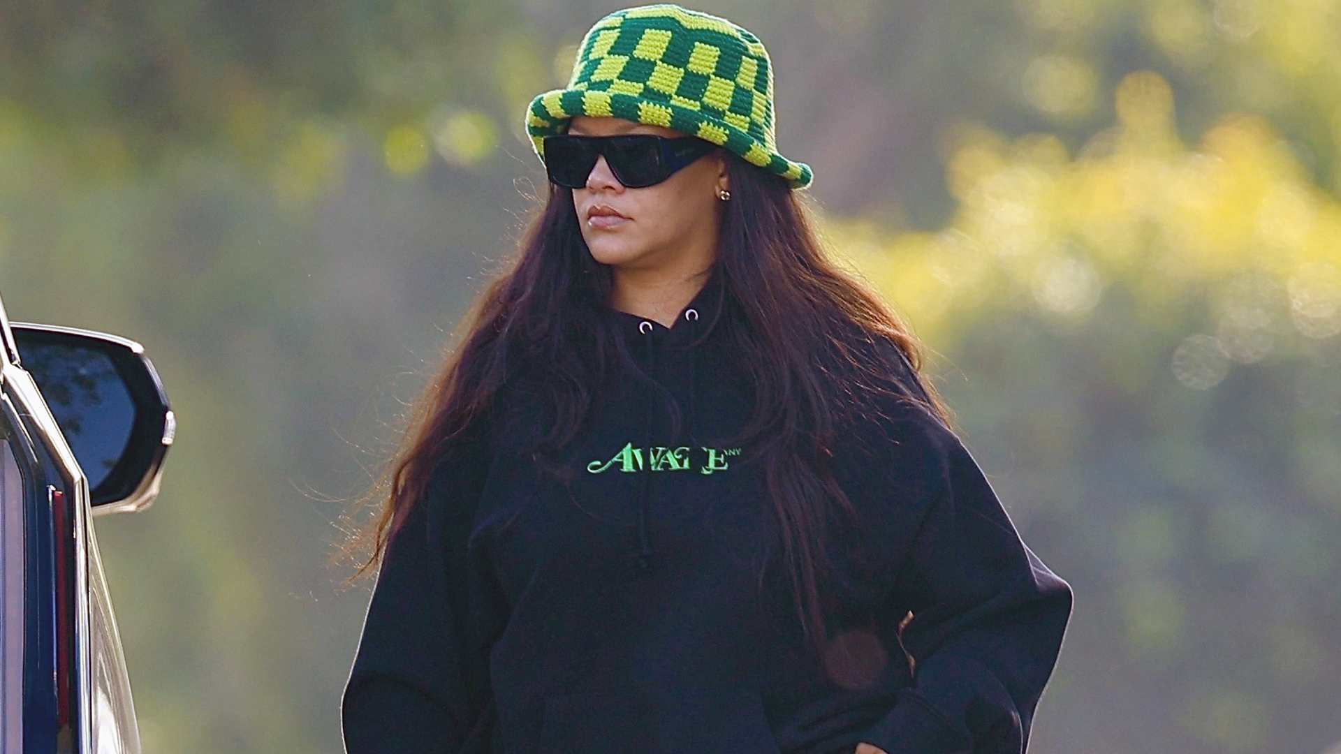 Rihanna Trades Her Baggy L.A. Jeans for Parisians display picture 3