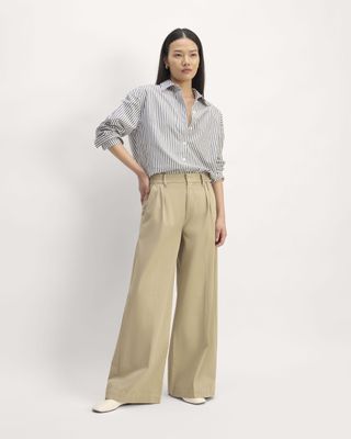 Plissierte Chinohose mit weitem Bein