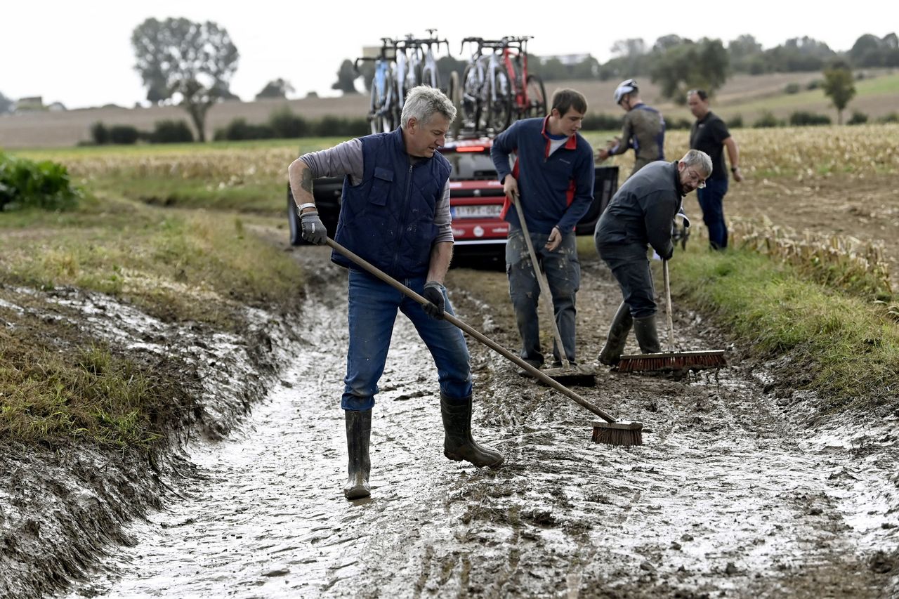 Paris Roubaix 2021 - 118th Edition - Thursday Training - 30/09/2021 - people clean the cobblestones in Haussi - photo Nico Vereecken/PN/BettiniPhoto&Acirc;&copy;2021