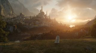 Elrond steht auf einer Hügelkuppe und schaut auf Linden in Amazons Herr der Ringe TV-Serie