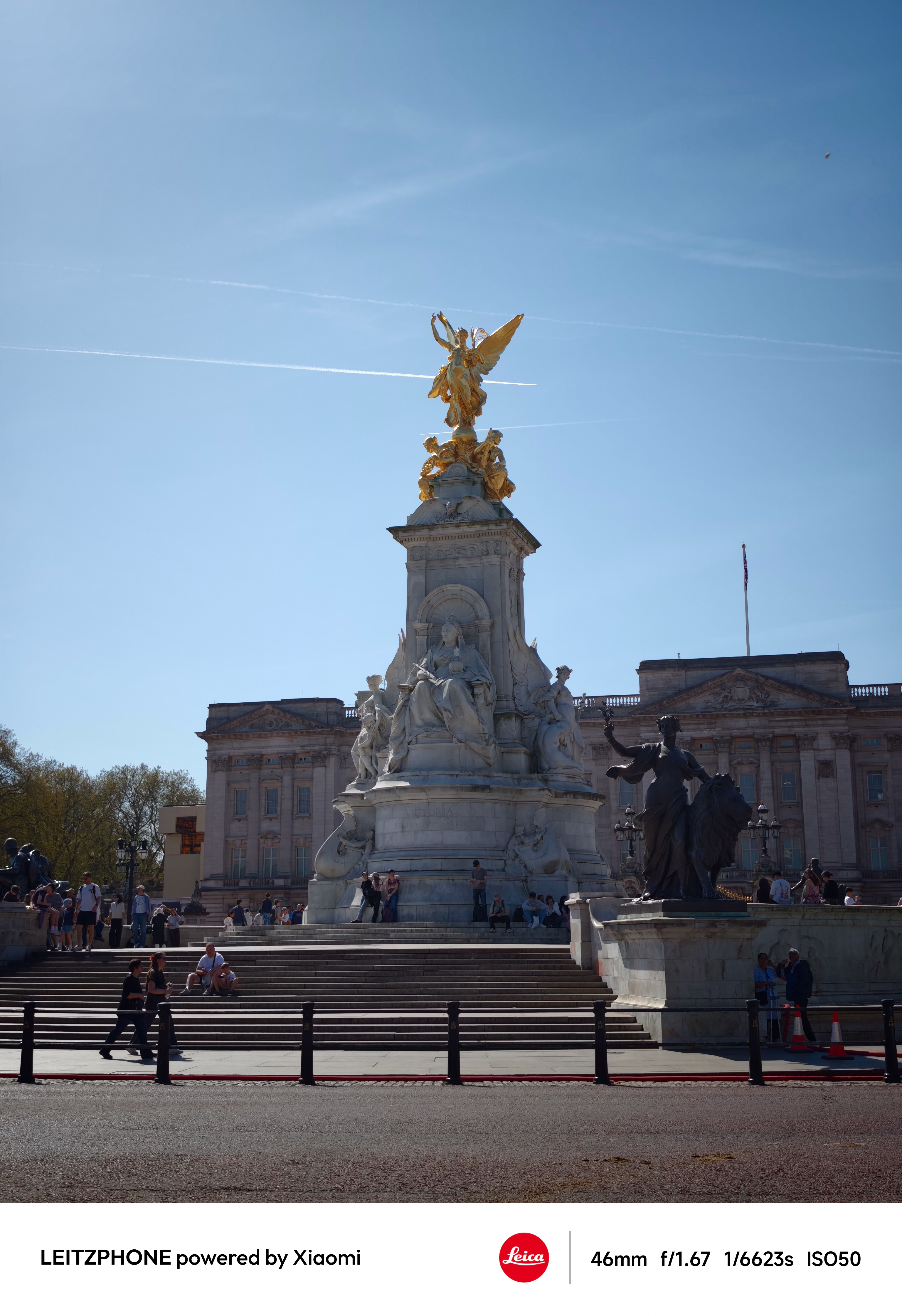 Victoria Memorial in front of Buckingham Palace on a sunny day