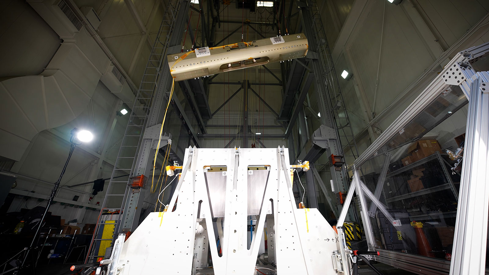 Usando un sistema de lanzamiento controlado expulsado verticalmente, o sistema VECTOR, se lanza un cohete simulado al aire en el Laboratorio de Propulsión a Chorro de la NASA en el sur de California.