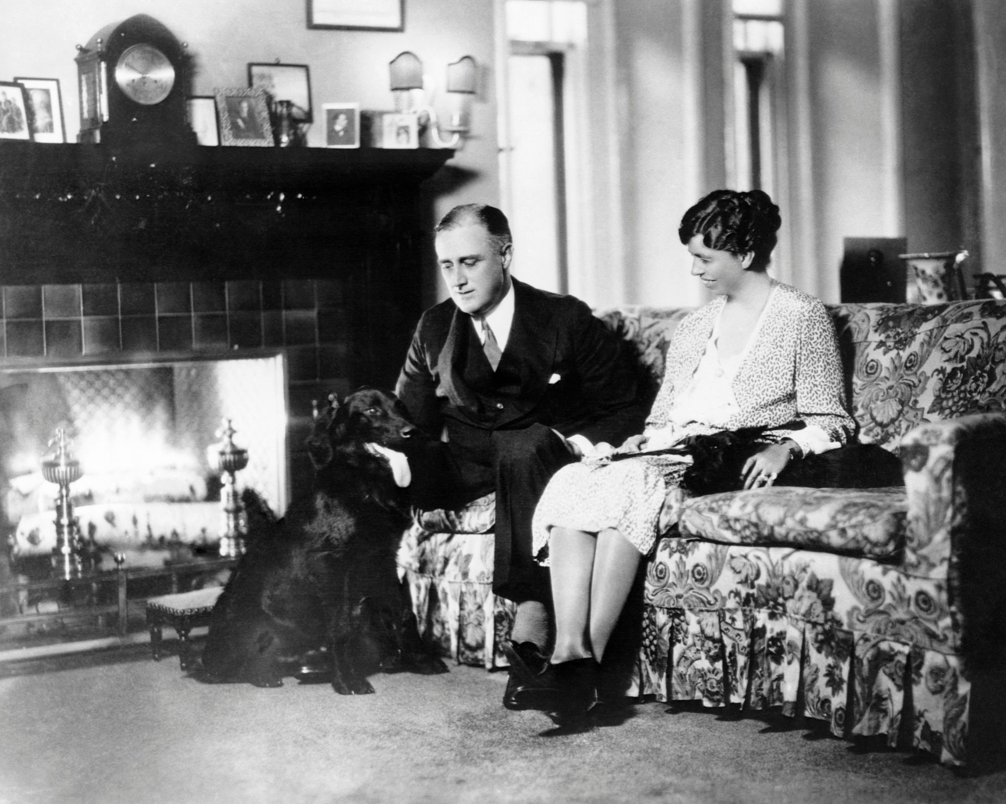 fdr and eleanor roosevelt in their living room in 1930