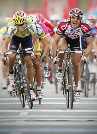 Alejandro Valverde (Illes Balears, L) just gets ahead of Giovanni Lombardi (CSC) in teh sprint finish.