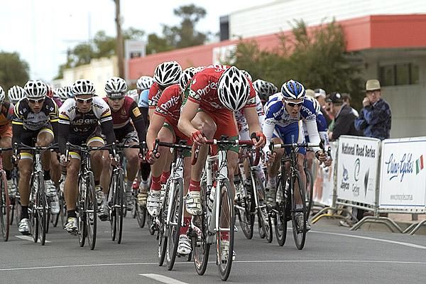 It's full gas for the peloton as they complete 30 laps of a 1.1 kilometre curcuit in Merbein.