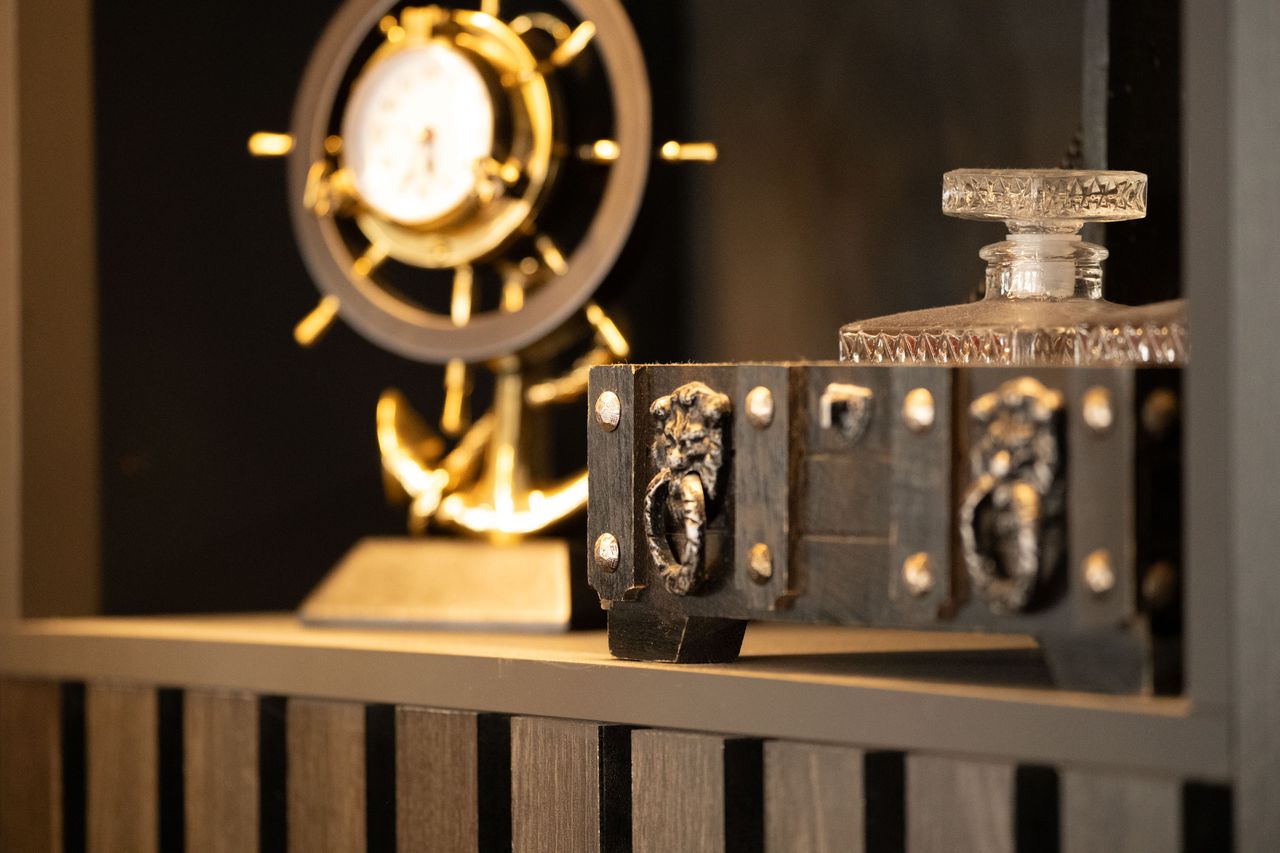 Viltrox AF 90mm F2.2 EVO lens image gallery: a wooden box with brass clasps and a shipping clock on a wooden shelf