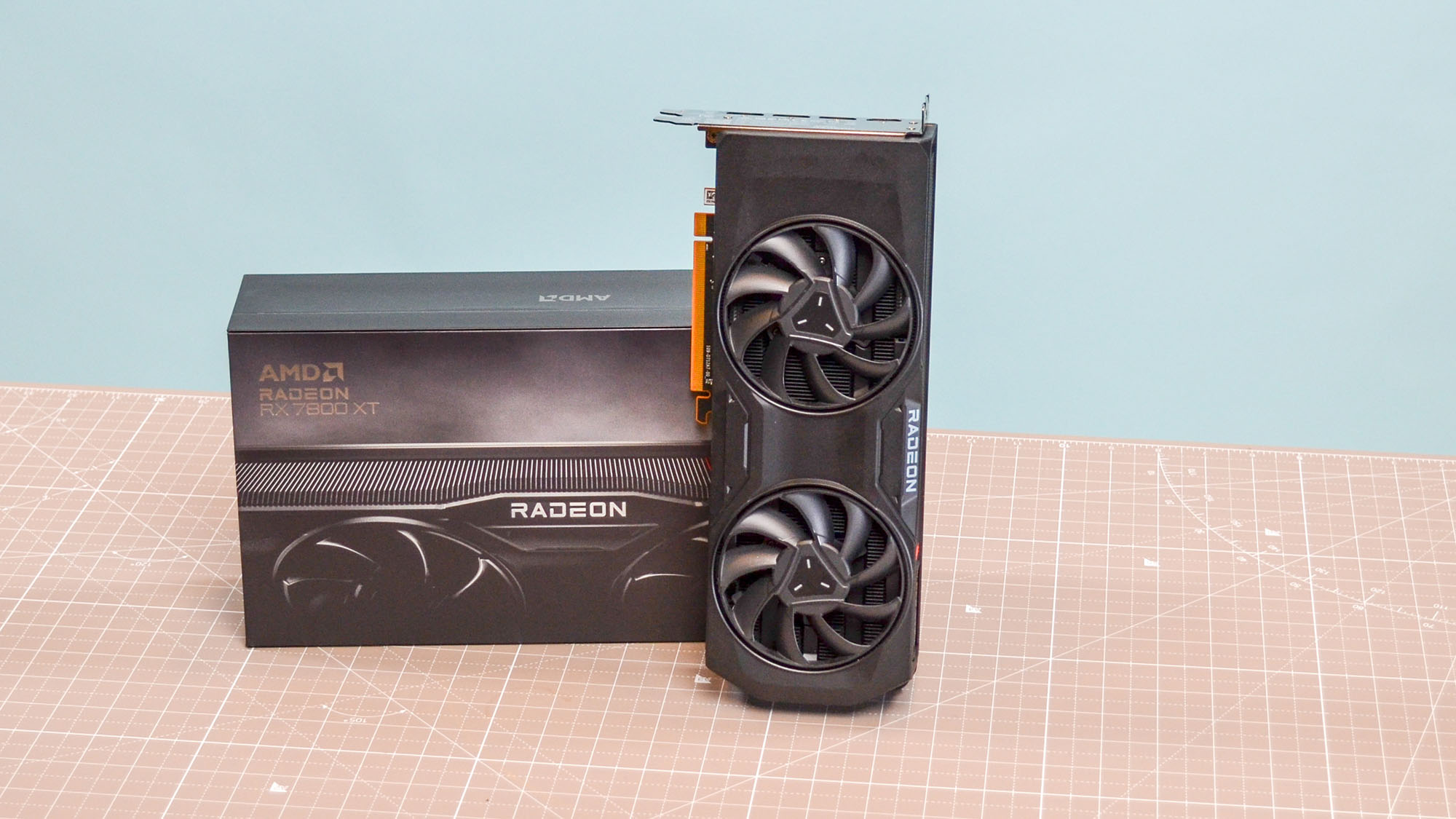 Une AMD Radeon RX 7800 XT sur une table