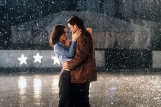 kate beckinsale and john cusack kiss in the snow in serendipity