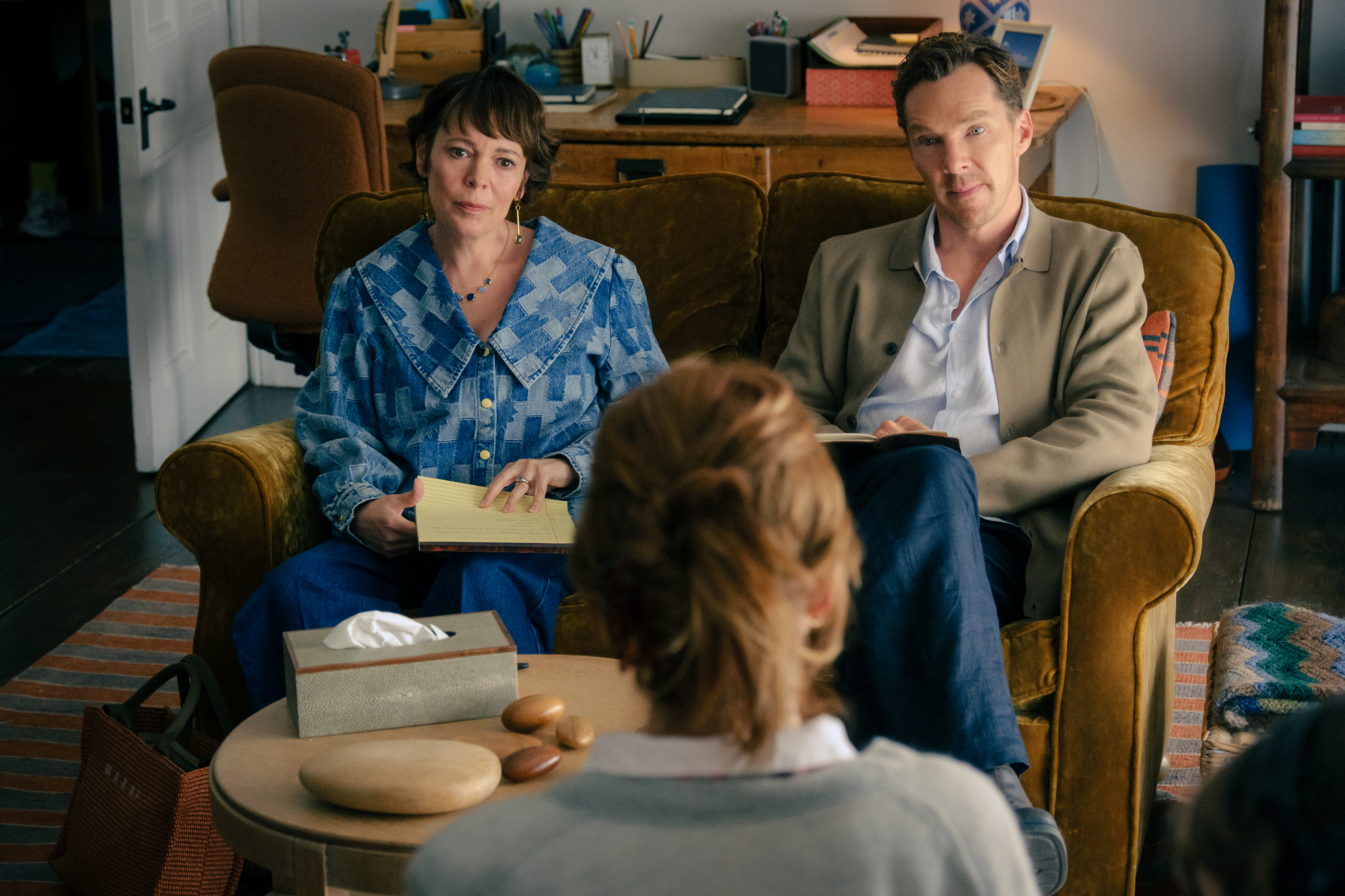 olivia colman and benedict cumberbatch in couples therapy in a still from the movie the roses