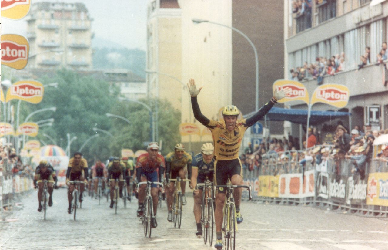 Cipollini wins the opening stage of the 1995 Giro in Terni