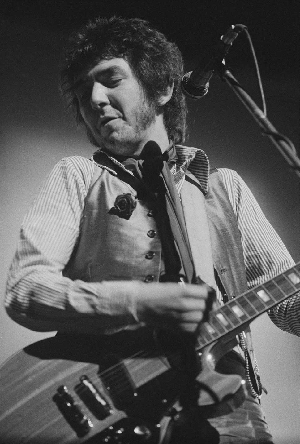 Ronnie Lane onstage with Slim Chance, 1975