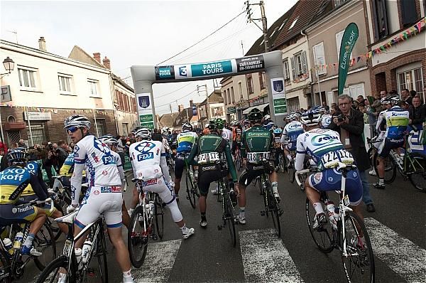The riders get ready for the start of the 2012 Paris-Tours