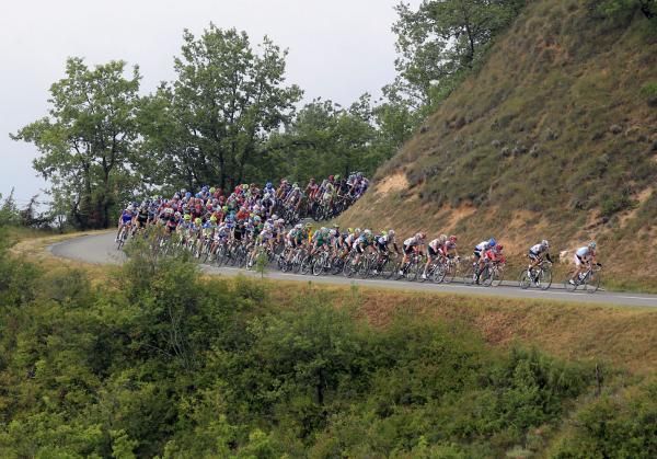 The peloton on a descent