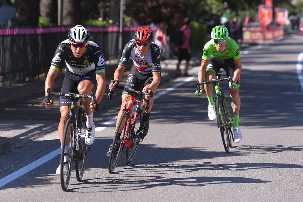 Omar Fraile leads the late attack