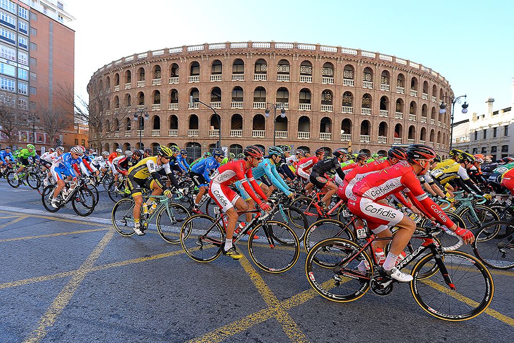 The riders pass through Valencia