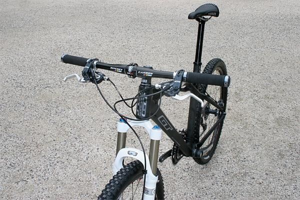 The Ritchey carbon cockpit fits in well with the overall black and white theme.