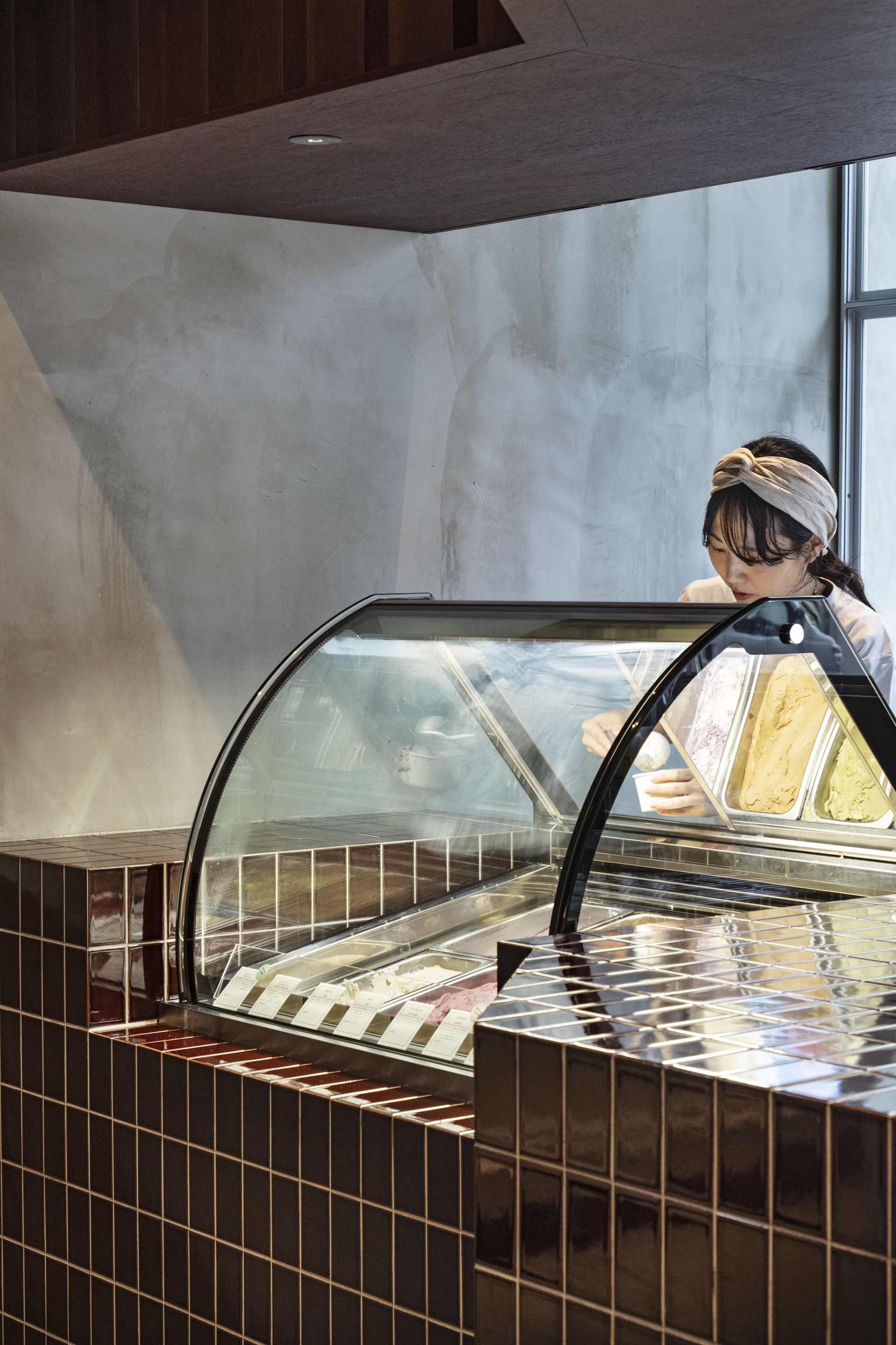 猫屋町ビルの中にアイスクリーム屋さんとデザイン事務所があるとします。