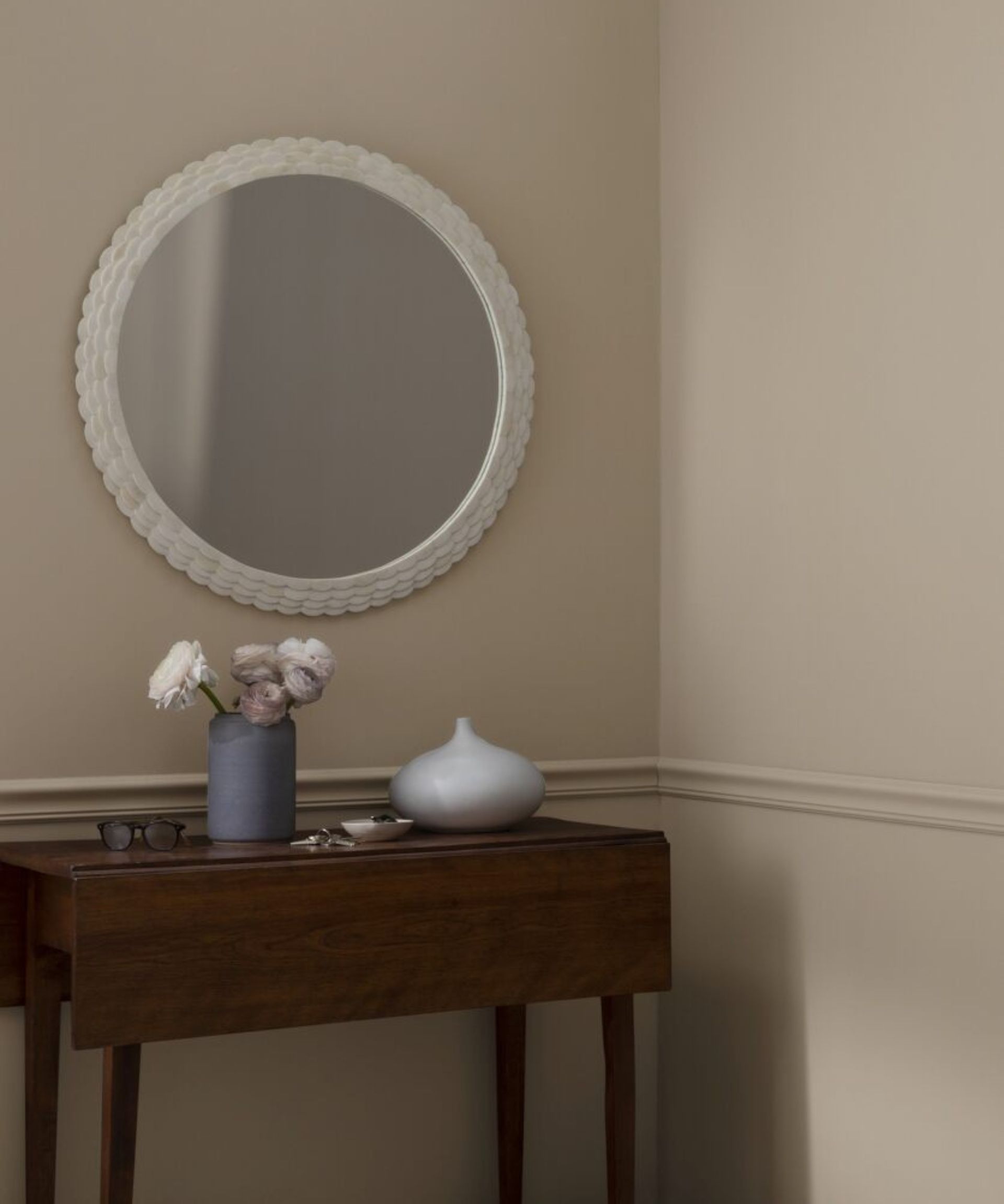 Dinding krem dengan cermin dan meja