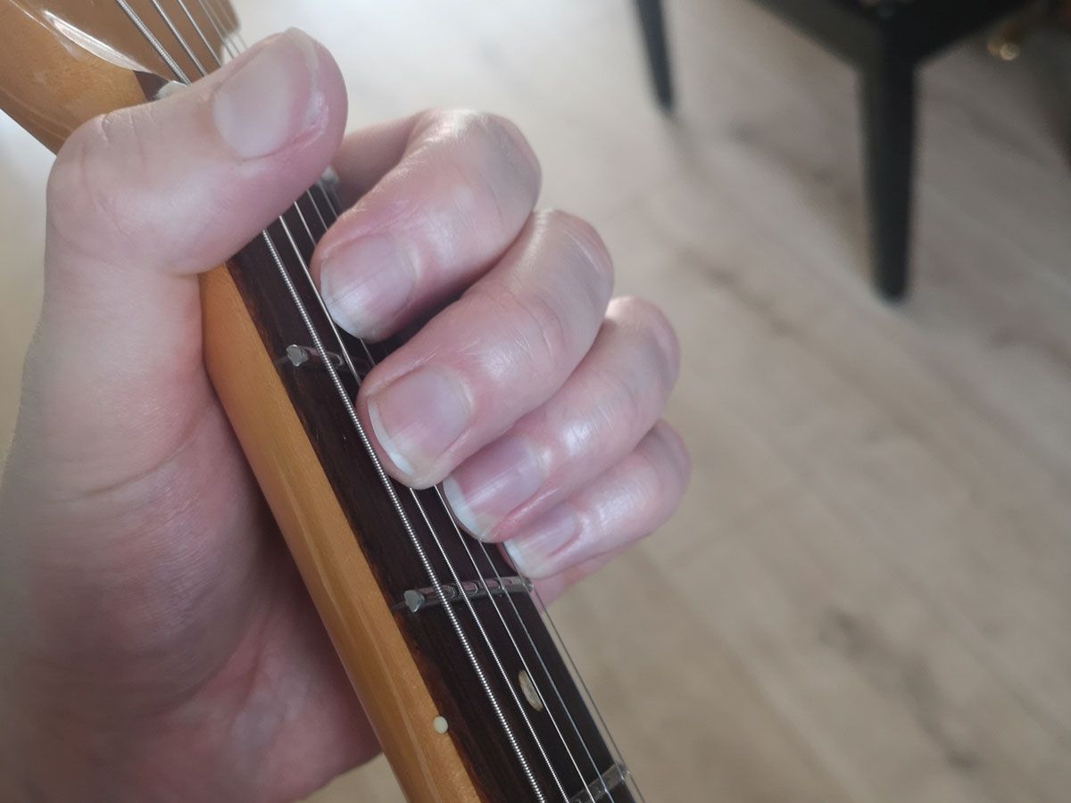 How to play the B chord on guitar