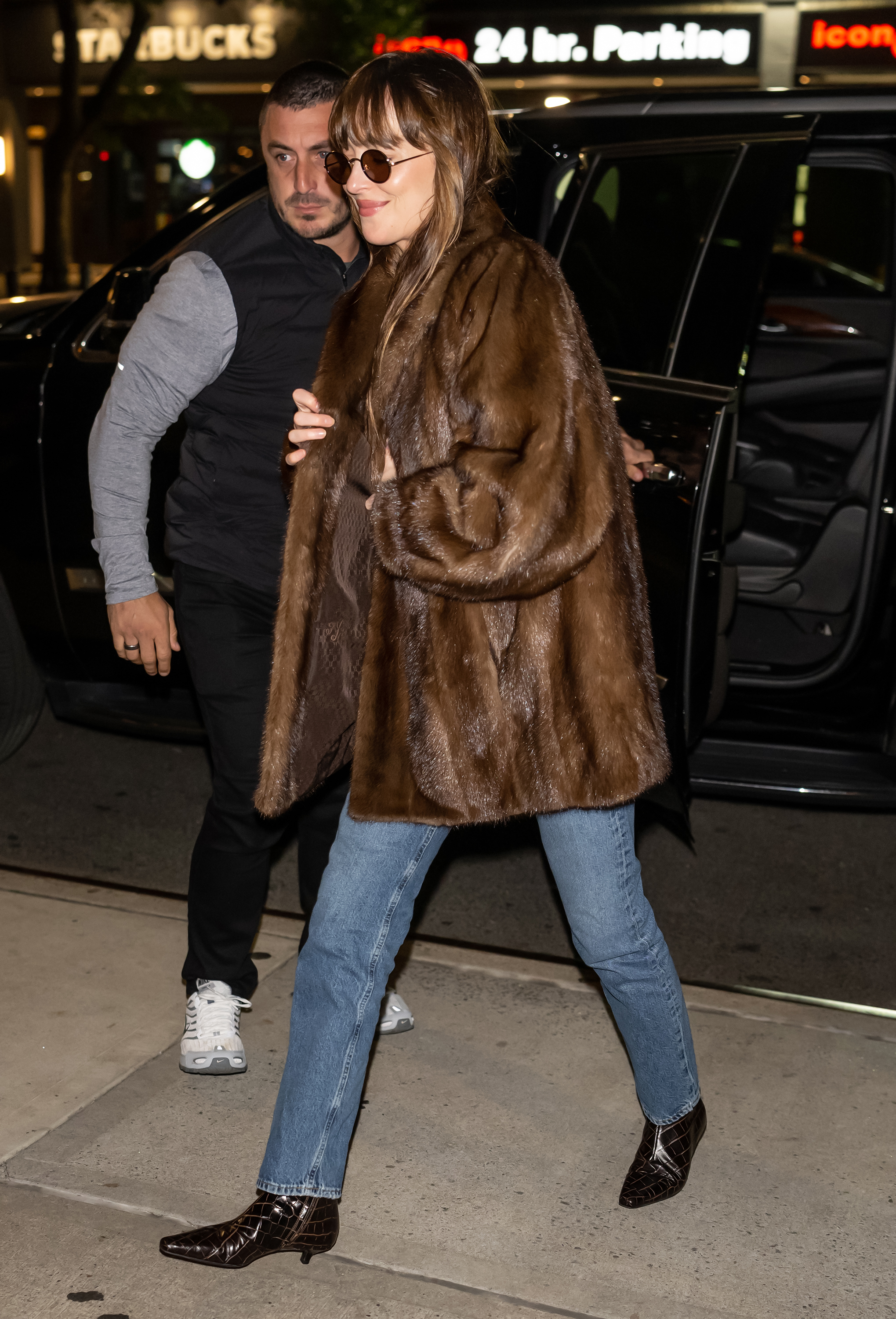 Actress Dakota Johnson the celebrity jeans trends. She wears Cigarette jeans.