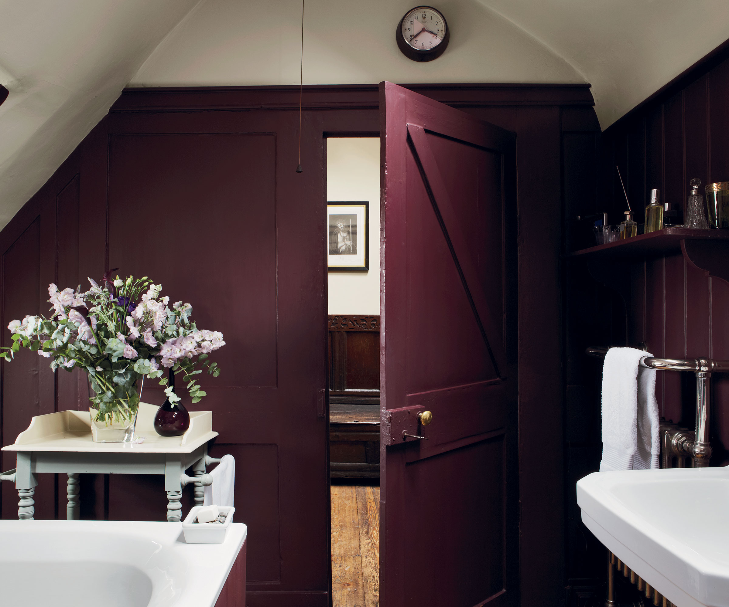 burgundy bathroom with white ceiling