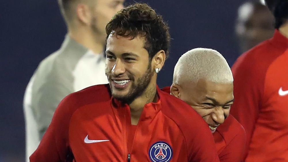 WATCH: Neymar nutmegging for fun in PSG training | FourFourTwo