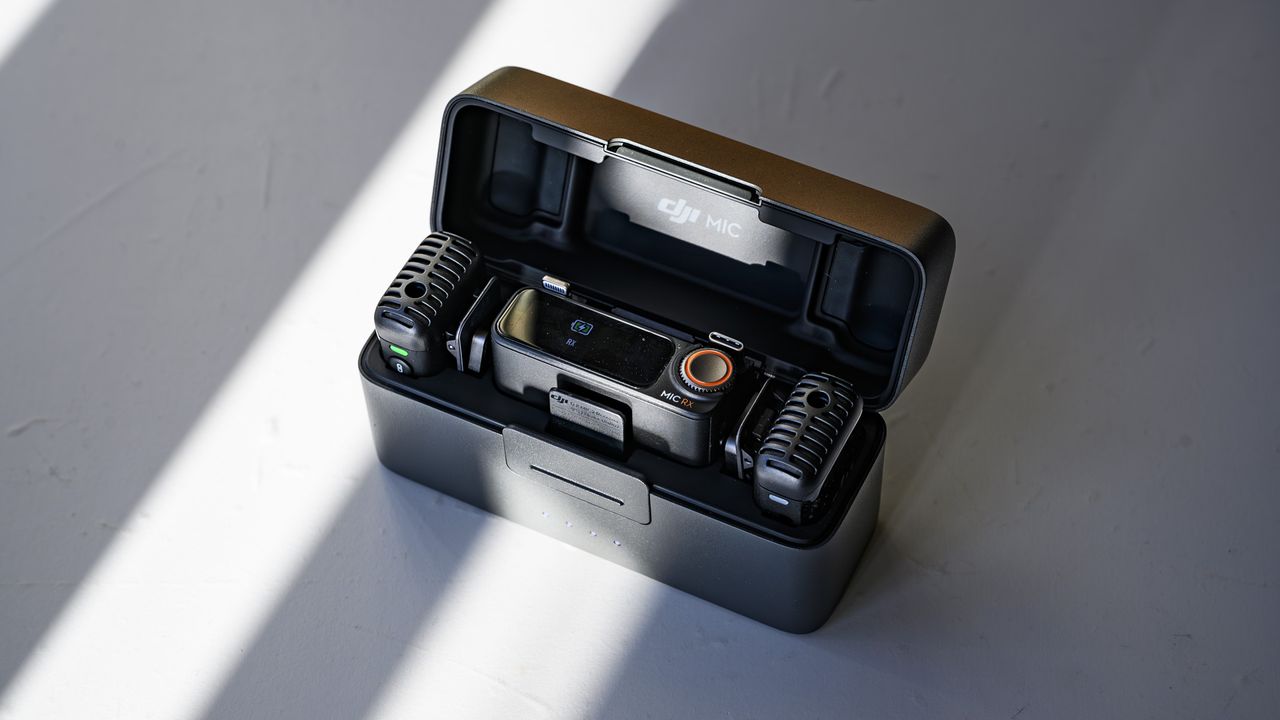 DJI Mic 2 och dess laddningsfodral.