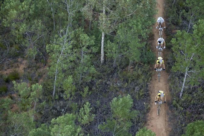 Christoph Sauser &amp; Jaroslav Kulhavy of Burry Stander-Songo lead Nino Schurter &amp; Florian Vogel of Scott-Swisspower