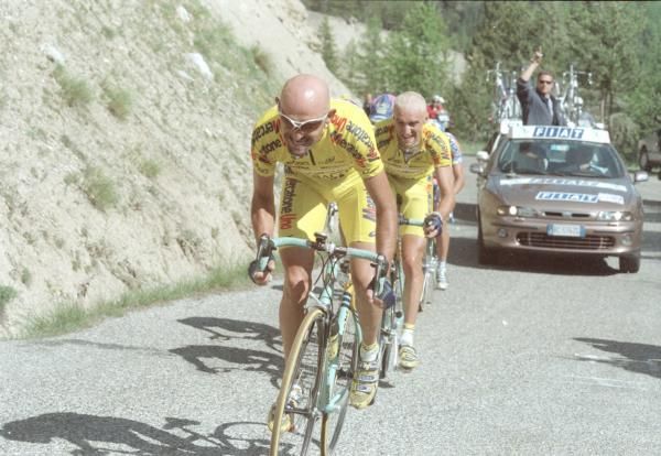 Pantani leads Garzelli in the 2000 Giro