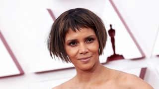halle berry at the 2021 oscars with a french bob