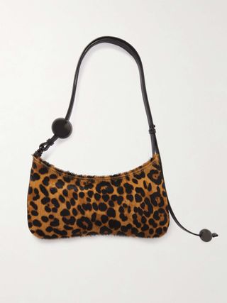 Bolsa de ombro com pelo de bezerro e estampa de leopardo Le Bisou Perle