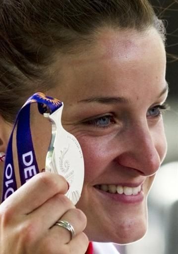 Lizzie Armistead (England) shows her silver medal