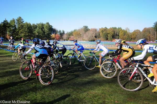 The Elite Women chasing Van Gilder at the start