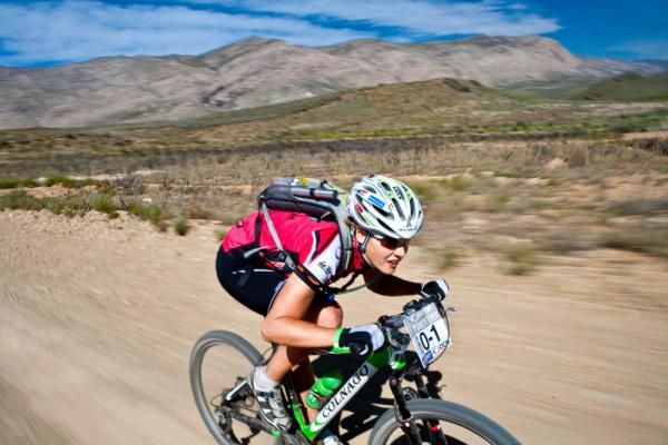 Nathalie Schneitter pushes the pace to defend her women's lead with her teammate