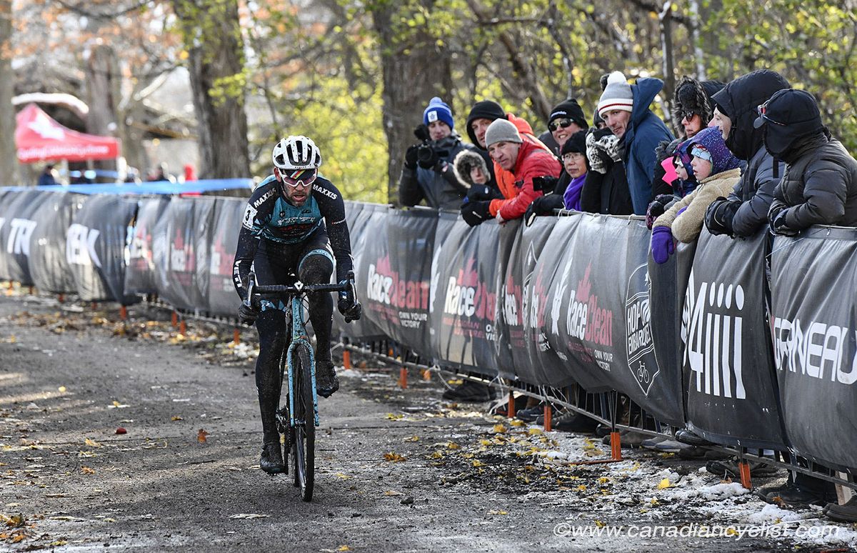 Geoff Kabush (Yeti/Maxxis) chases after a flat
