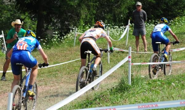 Lead group of three led by Katerina Nash (Luna Womens MTB).