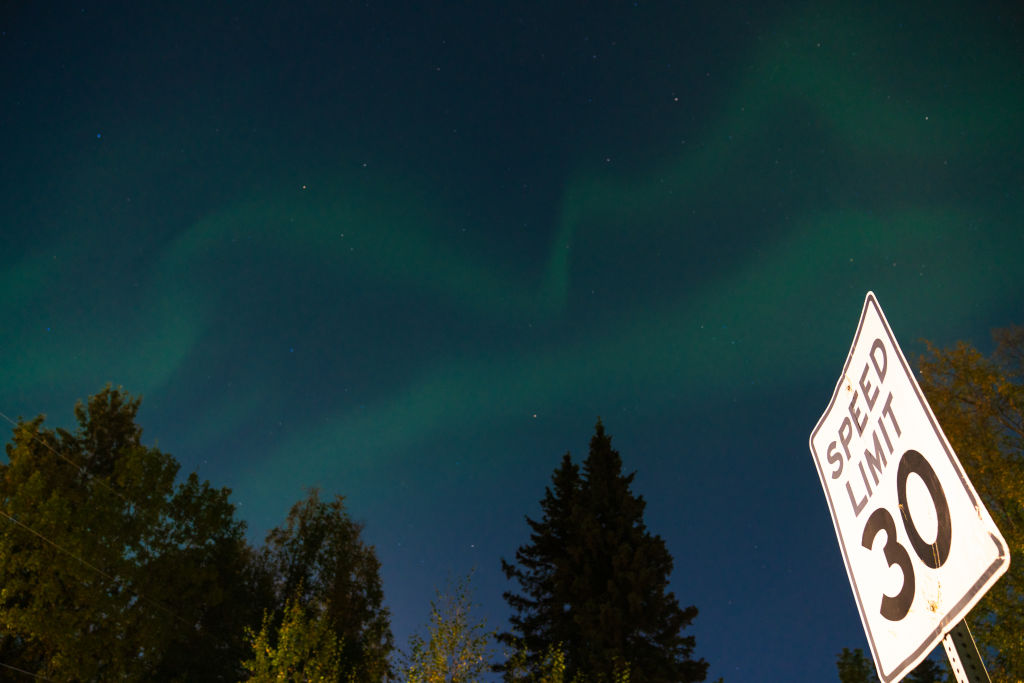 Cahaya utara di atas Alaska. Tirai cahaya hijau memenuhi langit.