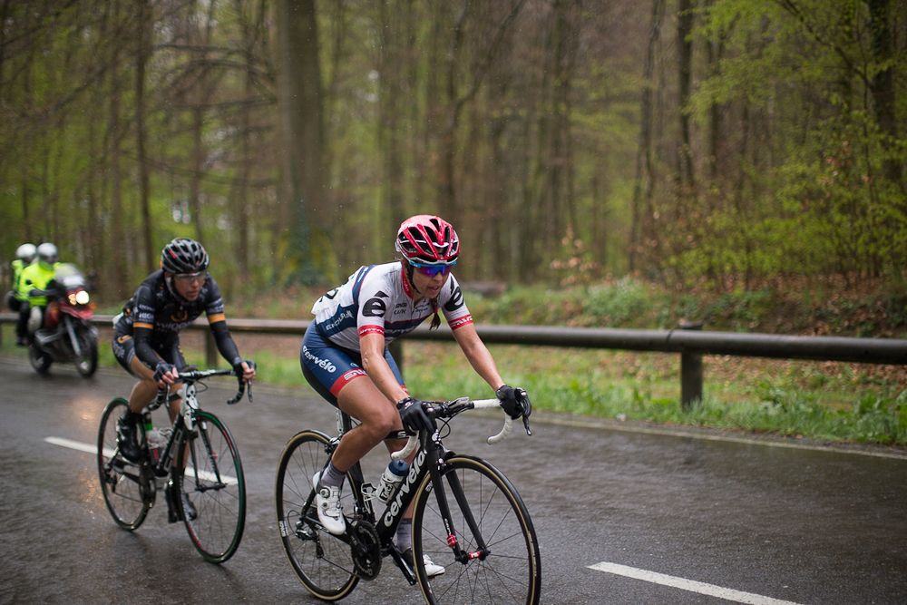 With one lap to go, the gap between Carmel Small (USA) of Cerv&eacute;lo-Bigla Cycling Team and Giorgia Bronzini (ITA) of Wiggle Hi5 Cycling Team and the chasing group started to come down