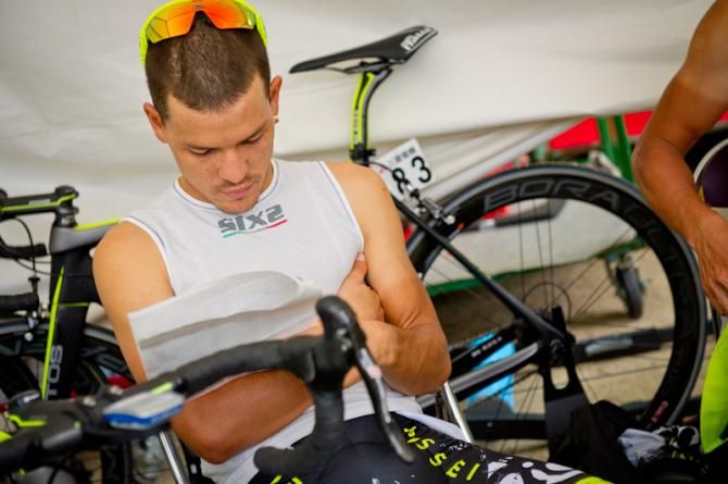 Julian David Arredondo (Team NIPPO - De Rosa), the favorite for GC, looking at the start list