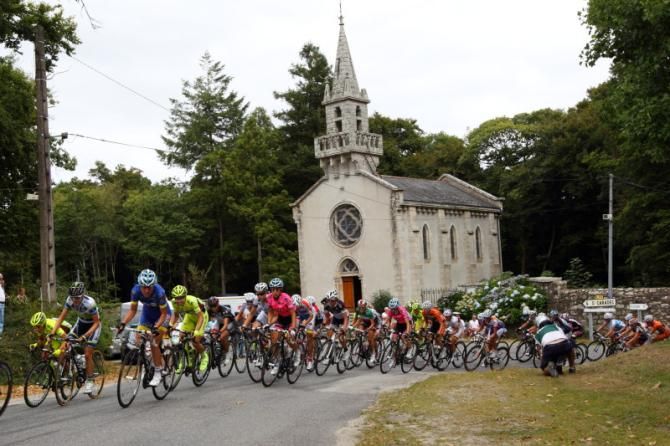 The peloton corners at Chapelle St Anne des Bois